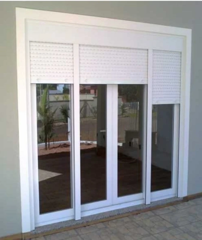 Janela de correr em pvc com persiana